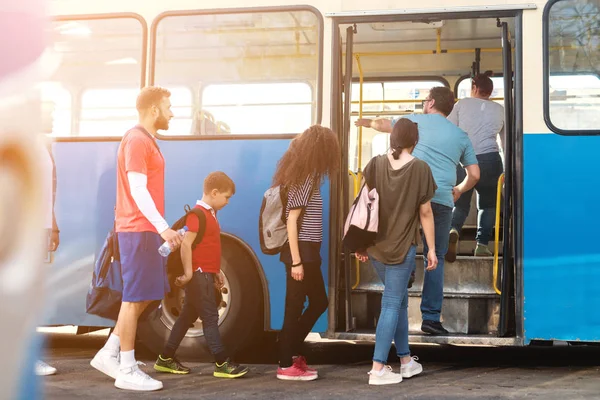 Gruppe Von Menschen Betritt Den Blauen Bus Mit Ihrem Gepäck — Stockfoto