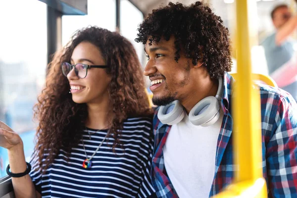 Glimlachend Multiculturele Paar Zittend Stadsbus Kijkend Naar Venster — Stockfoto