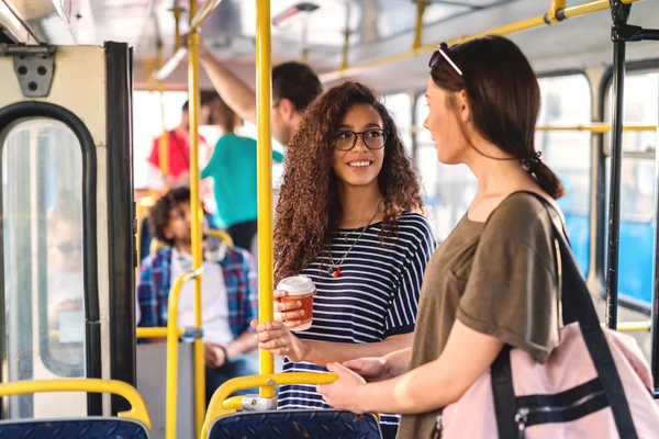 Dwa Piękne Młode Kobiety Picia Kawy Autobusie — Zdjęcie stockowe