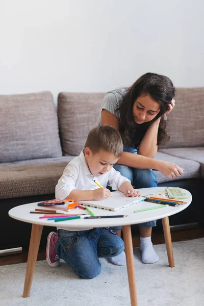 Menino Desenhando Com Lápis Cera Enquanto Sua Mãe Sentada Sofá — Fotografia de Stock
