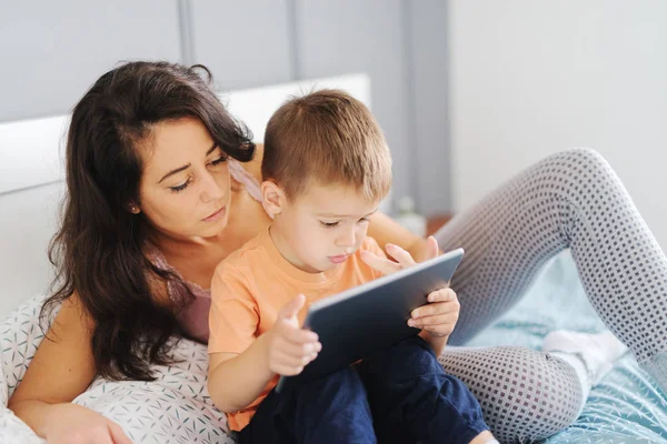 Pequeño Niño Viendo Dibujos Animados Tableta Mientras Está Sentado Cama — Foto de Stock