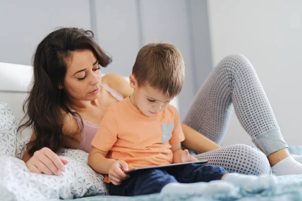 Pequeño Niño Viendo Dibujos Animados Tableta Mientras Está Sentado Cama — Foto de Stock