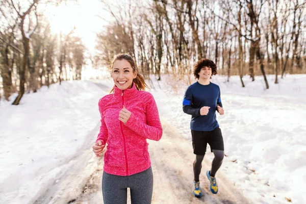 Feliz Amigos Caucasianos Sportswear Correndo Livre Inverno Neve Por Todo — Fotografia de Stock