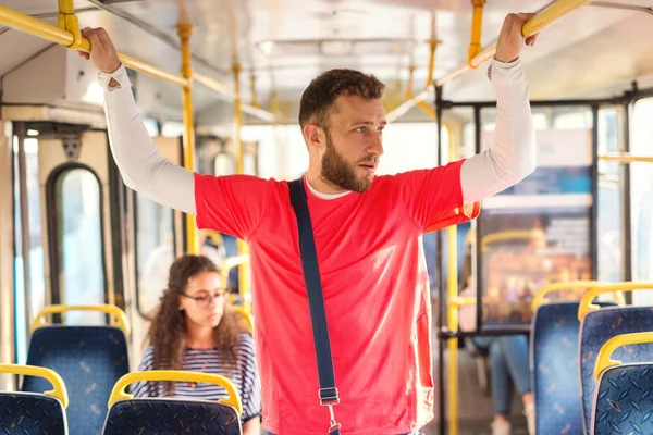 Молодий Чоловік Стоїть Автобусі Тримаючись Рукостискання Дивиться Вікно Думаючи — стокове фото