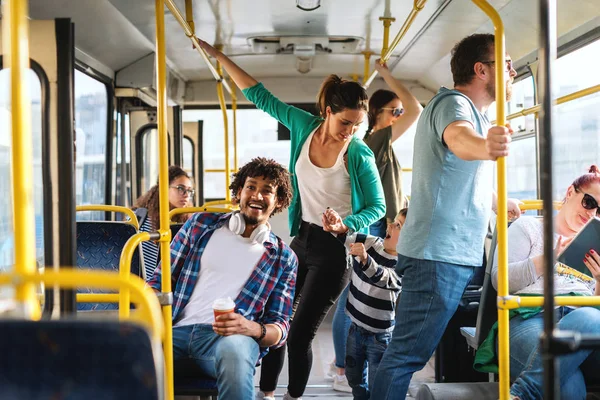 Joven Madre Hijo Están Tratando Caer Autobús Lleno Gente — Foto de Stock