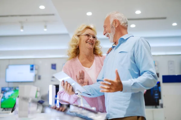 Deliziosa Coppia Caucasica Sorridente Discutendo Tablet Piedi Negozio Tecnologia Uomo — Foto Stock