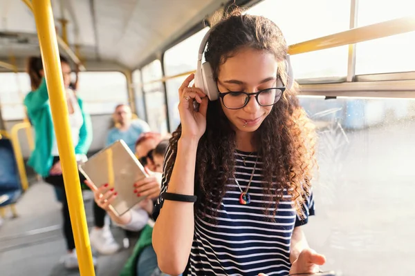 Joven Hermosa Mujer Escuchando Música Los Auriculares Autobús — Foto de Stock