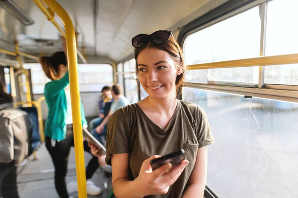 Ung Vakker Kvinne Som Hører Musikk Hodetelefoner Buss – stockfoto