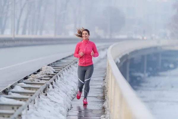 Hübsche Kaukasische Frau Mit Pferdeschwanz Sportkleidung Die Winter Auf Der — Stockfoto