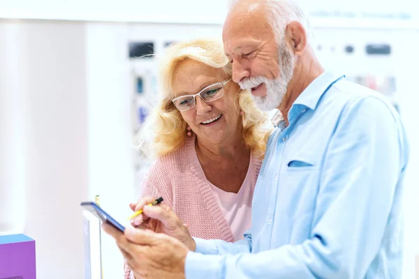 Close Casal Idosos Sorrindo Experimentando Tablet Enquanto Loja Tecnologia — Fotografia de Stock