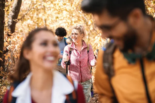 Joyeux Petit Groupe Randonneurs Explorant Les Bois Automne Accent Sélectif — Photo