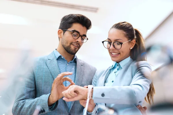 Couple Multiculturel Habillé Costume Achetant Une Nouvelle Montre Bracelet Femme — Photo