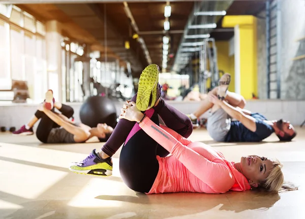 Ung Trött Idrottare Ett Gym Som Sträcker Sina Benmuskler Efter — Stockfoto