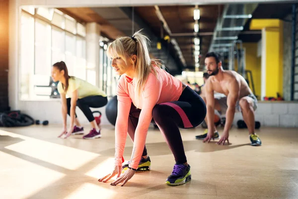 Junge Müde Sportler Fitnessstudio Beim Dehnen Ihrer Beinmuskeln Nach Einem — Stockfoto