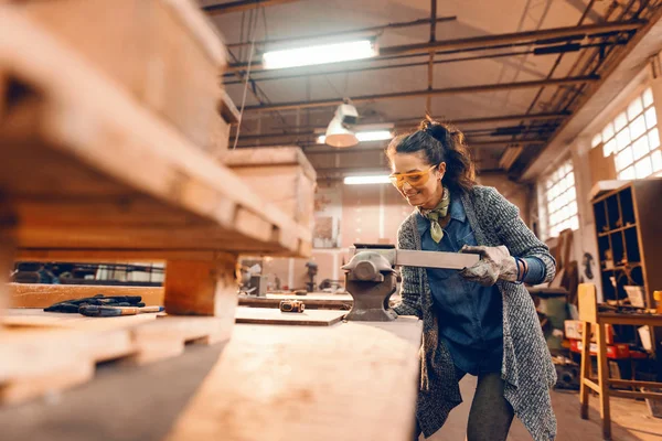 Meisje Bereidt Houten Plank Voor Verwerking Carpenter Bee Het Dragen — Stockfoto