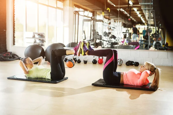 Two Determinate Young Girls Doing Crunches Legs Air — Stock Photo, Image