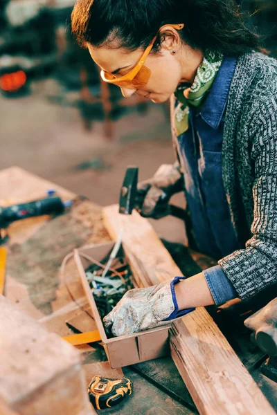 Chica Haciendo Trabajo Madera Carpintería Con Gafas Seguridad — Foto de Stock