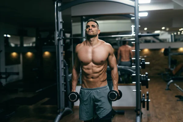 Retrato Homem Musculoso Sem Camisa Segurando Halteres Nas Mãos — Fotografia de Stock