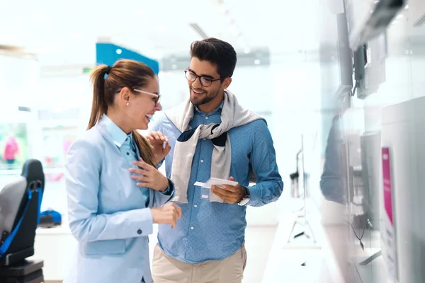 Glimlachend Leuk Multiculturele Paar Staande Tech Winkel Prijs Voor Nieuwe — Stockfoto