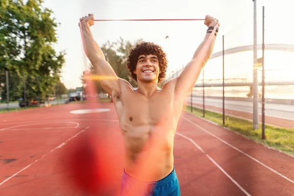Happy Caucasian Shirtless Sporty Man Stretching Rope While Standing Court — Stock Photo, Image