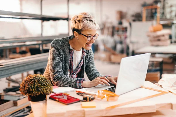 Mulher Trabalhando Laptop Oficina Sorrindo Curtindo Trabalho — Fotografia de Stock