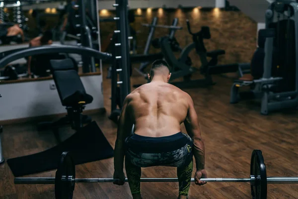 Joven Fuerte Musculoso Sin Camisa Hombre Levantando Barras Con Espalda —  Fotos de Stock