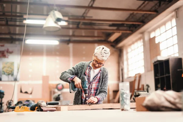 Mujer Usando Taladro Para Carpintería Mientras Está Pie Taller Carpintería — Foto de Stock