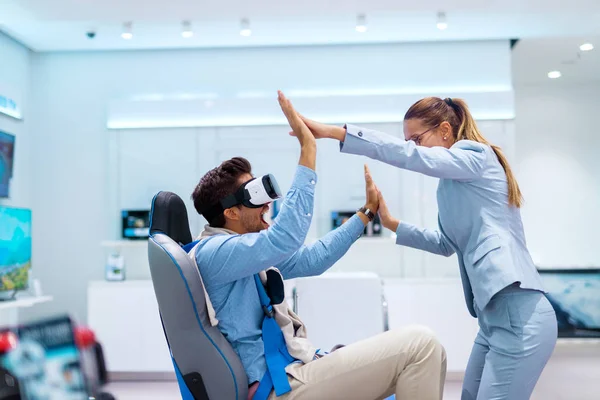 Glückliches Verblüfftes Paar Das Virtual Reality Technologie Ausprobiert Der Mann — Stockfoto