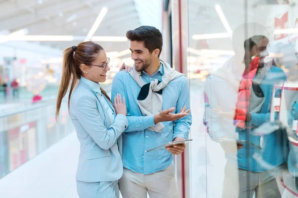 Feliz Casal Multicultural Vestido Elegante Frente Janela Loja Procura Algo — Fotografia de Stock