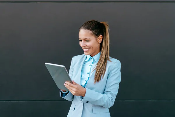 Mulher Branca Sorridente Terno Usando Tablet Livre Fundo Escuro — Fotografia de Stock