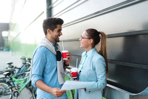 Zwei Lächelnde Kollegen Kleideten Sich Elegant Standen Draußen Und Hielten — Stockfoto