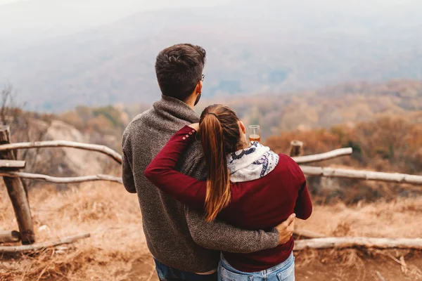 Feliz Pareja Caucásica Disfrutando Vista Mientras Abraza Pie Punto Vista —  Fotos de Stock