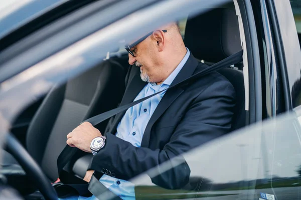 Homem Negócios Adulto Barbudo Fixando Cinto Segurança Seu Carro — Fotografia de Stock