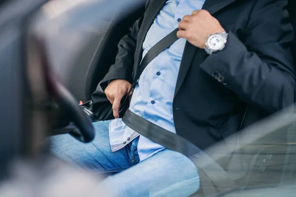 Homem Negócios Adulto Barbudo Fixando Cinto Segurança Seu Carro — Fotografia de Stock