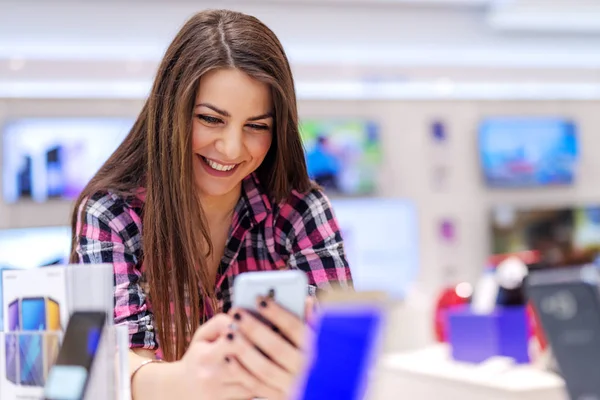 Happy Bruneta Postavení Tech Obchodu Vyzkoušet Chtěla Koupit Chytrý Telefon — Stock fotografie