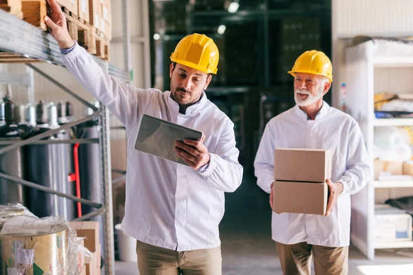 Junge Männliche Kaukasische Arbeiter Mit Tabletten Während Sie Lager Stehen — Stockfoto