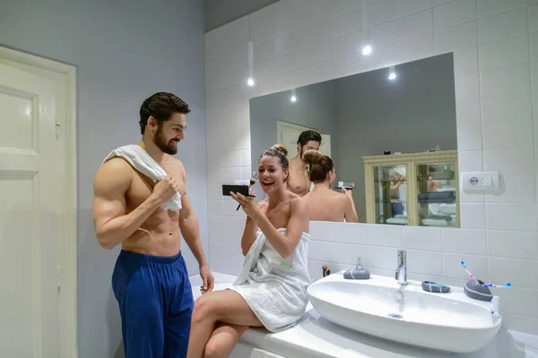 Ochtend Rituelen Badkamer Jonge Mooie Paar Bereidt Samen Voor Werk — Stockfoto