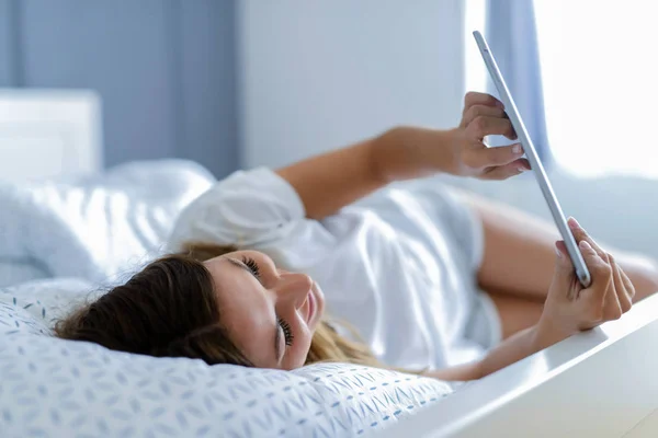 Side View Cute Young Girl Lying Her Bed Reading News — Stock Photo, Image