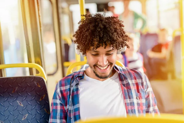 Unga Lycklig Man Sitter Buss Säte Lyssnar Musik Headset Och — Stockfoto