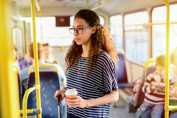 Милая Молодая Студентка Стоящая Автобусе Держащая Руках Кофе Ожидание Автобуса — стоковое фото