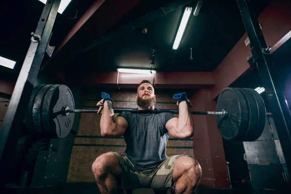 Muskulöser Mann Mit Kaukasischem Bart Stemmt Gewichte Crossfit Fitnessstudio — Stockfoto