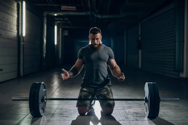 Muskulöser Attraktiver Kaukasischer Bärtiger Mann Kniet Mit Kreidepuder Auf Den — Stockfoto