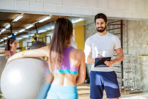 Imagen Del Entrenador Fitness Personal Hablando Con Cliente Femenino Mientras — Foto de Stock