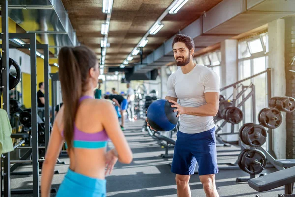 Imagen Joven Pareja Deportiva Guapa Haciendo Ejercicio Juntos Gimnasio Usando — Foto de Stock