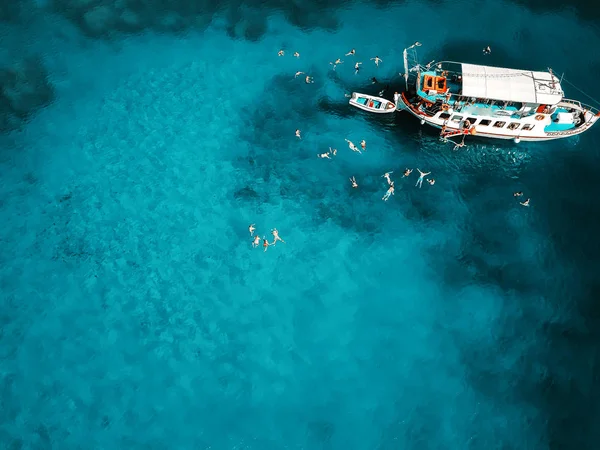 美丽的蓝色泻湖与白色帆船的鸟瞰图 — 图库照片