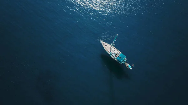 Vista Aérea Hermosa Laguna Azul Con Velero Blanco — Foto de Stock