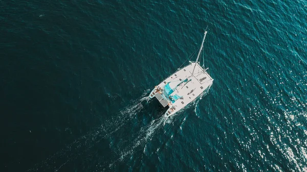 Flygfoto Över Vackra Blå Lagunen Med Vit Segelbåt — Stockfoto