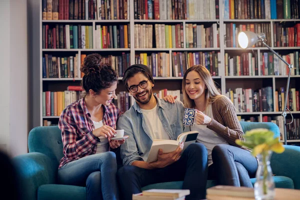 Grupo Três Jovens Estudantes Sentados Biblioteca Moderna Fazendo Uma Pausa — Fotografia de Stock