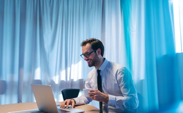 Retrato Exitoso Hombre Negocios Sonriente Usando Laptop Bebiendo Espresso Mientras — Foto de Stock