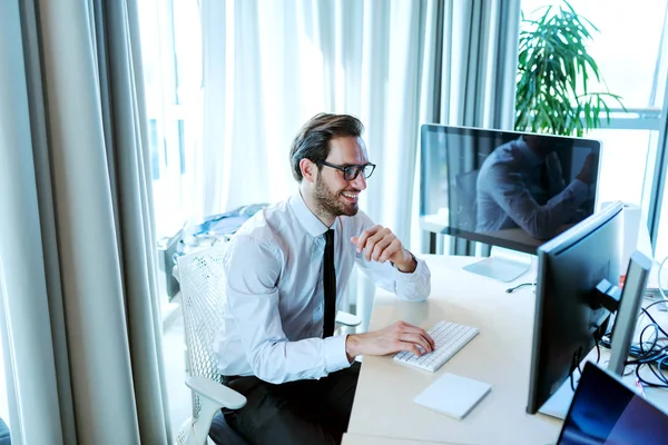 Tersenyum Pekerja Perusahaan Dalam Pakaian Formal Menggunakan Komputer Desktop Dan — Stok Foto